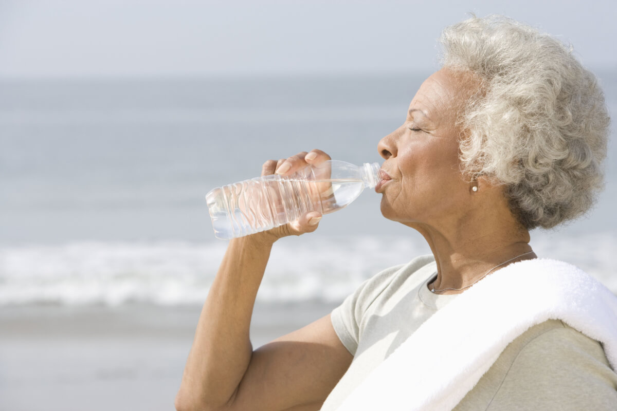 avoid dehydration while traveling