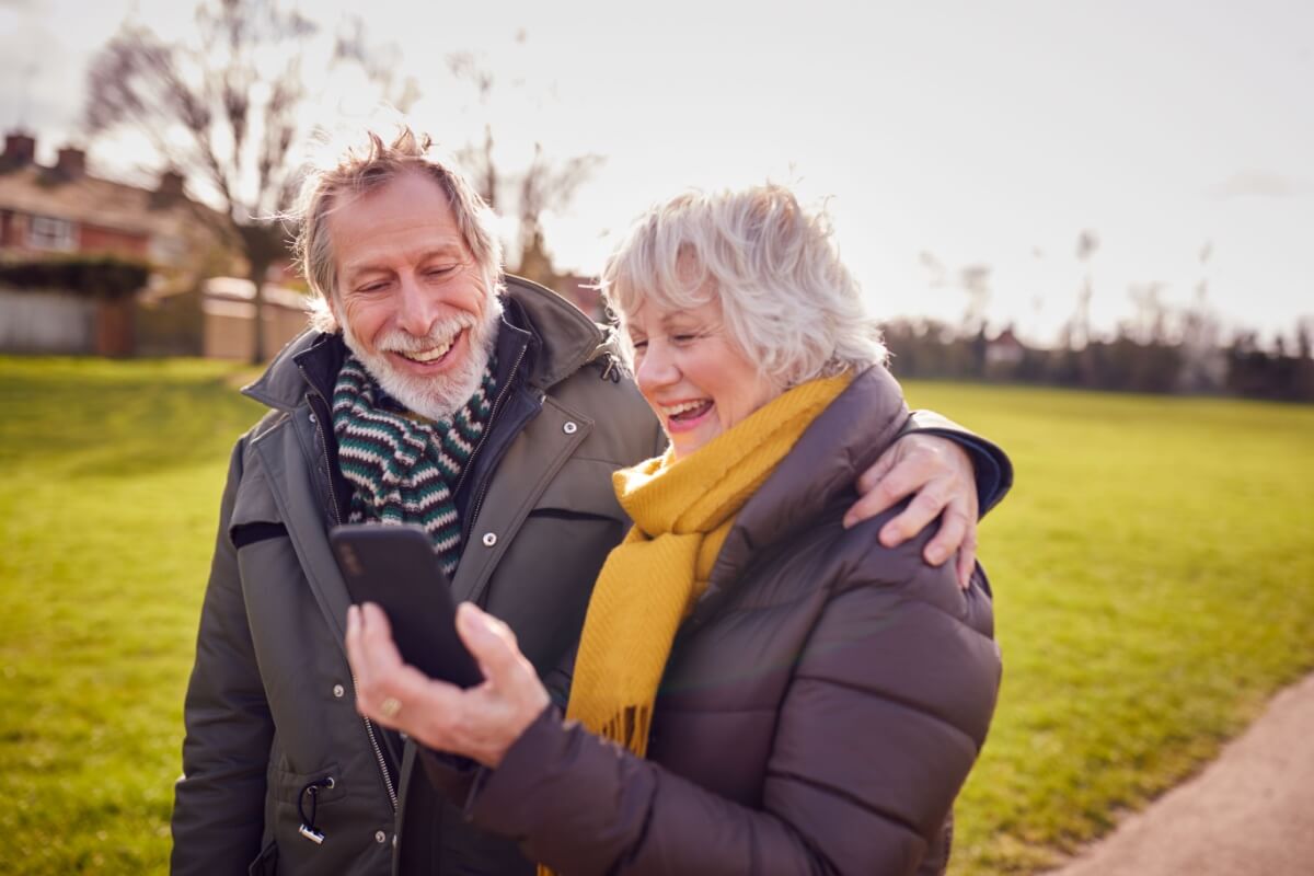 how to stay connected with friends and family