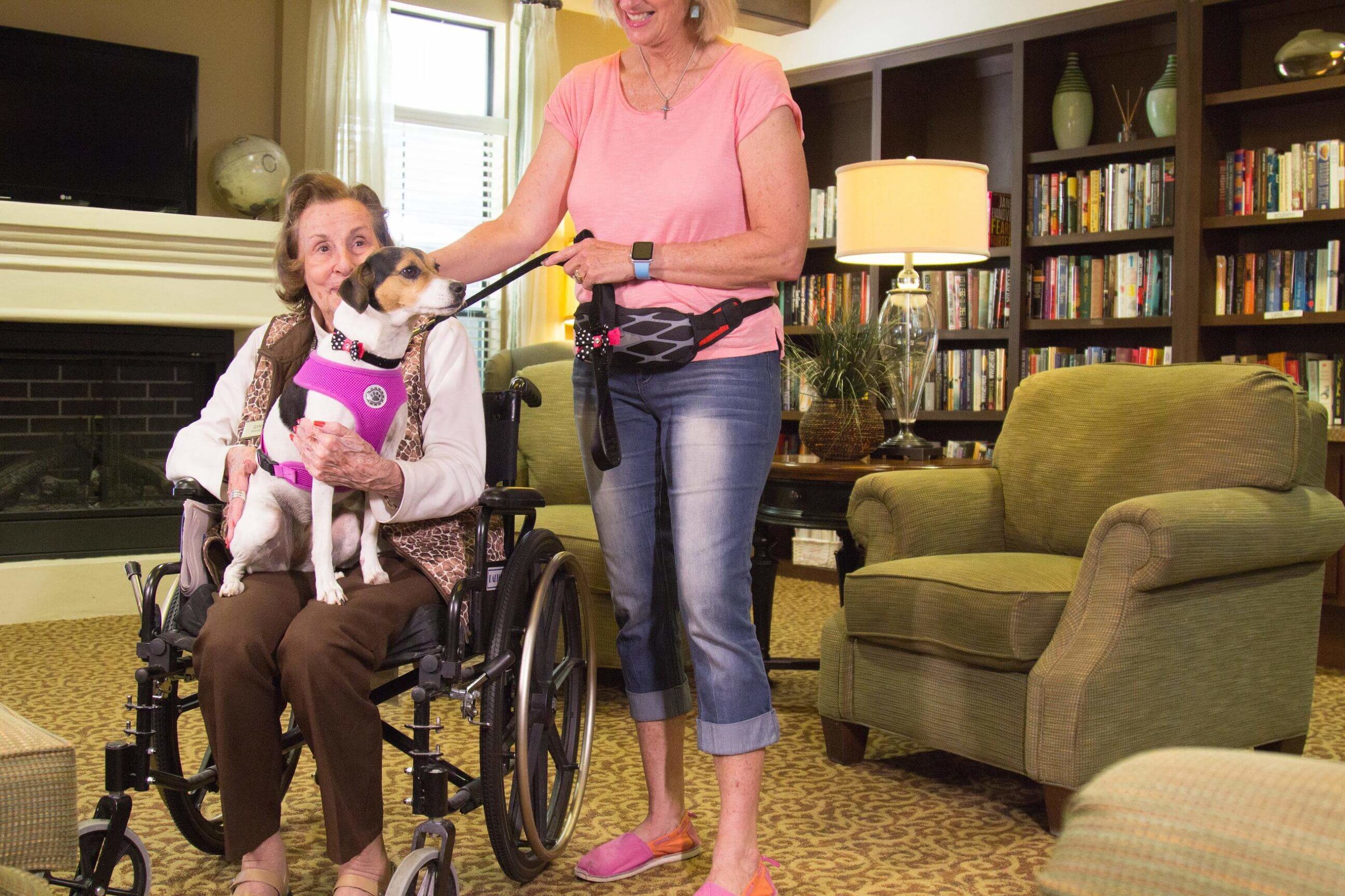 Dog-Therapy_Franklin-Park-Senior-Living-1-scaled