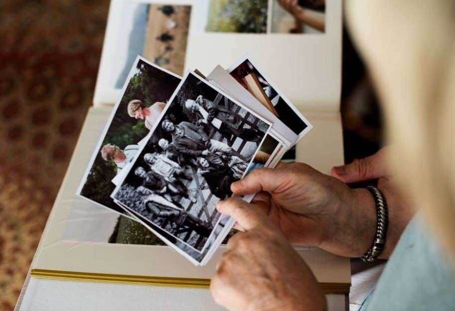 Senior-Couple-Looking-at-Photos_Franklin-Park